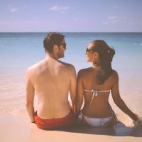 一位戴着监听耳机的年轻女性坐在调音台前，屏幕上显示着波形图，她正侧头分辨广播剧片段里的声场层次与配乐比例