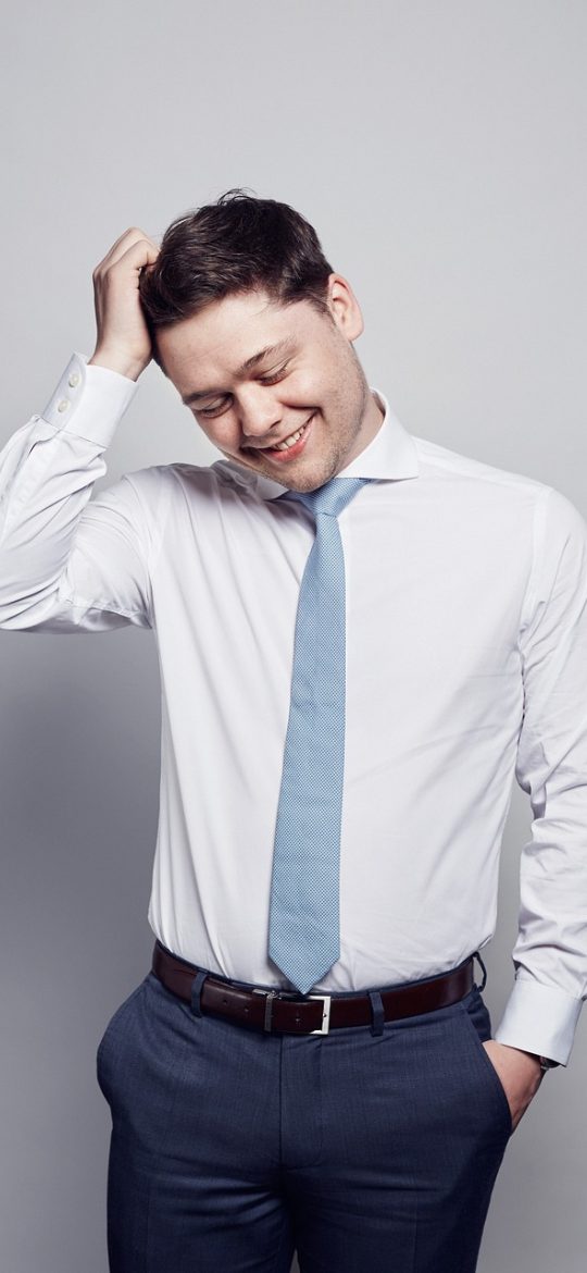 广播剧 App 离线缓存管理界面截图，显示下载队列进度与各剧集占用空间大小